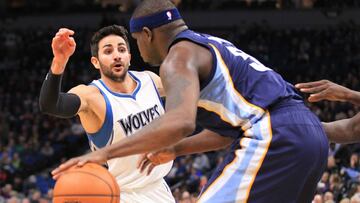 MNAK02 -MINNEAPOLIS (EE.UU.), 4/2/2017.- Ricky Rubio (i) de los Timberwolves en acci&oacute;n ante Zach Randolph (d) de los Grizzlies hoy, s&aacute;bado 4 de febrero de 2017, durante su partido de la NBA en el Target Center en Minneapolis, Minnesota (EE.UU.). EFE/ Andy Clayton-King