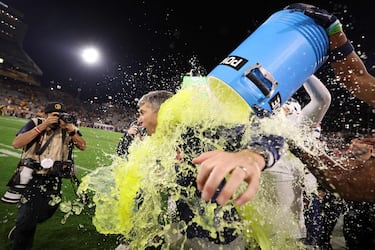 El entrenador jefe Brent Brennan, de los Arizona Wildcats, es rociado con un bidón de bebida isotónica tras derrotar
a los Arizona State Sun Devils, por un contundente 23-7, en el Estadio Sun Devil en Tempe, Arizona. El partido suponía la
99ª edición de la Copa Territorial de la NCAAF (fútbol americano universitario) entre las universidades rivales de Arizona.
