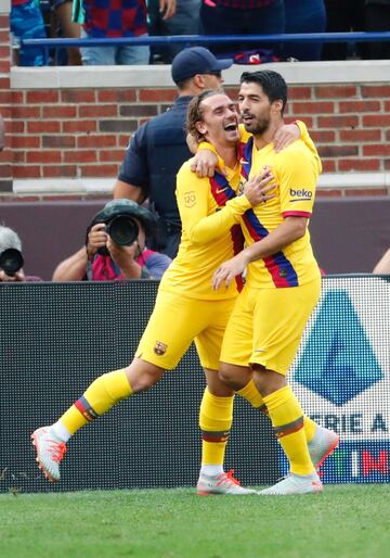 Luis Suárez y Antoine Griezmann celebraron uno de los goles del Barcelona.