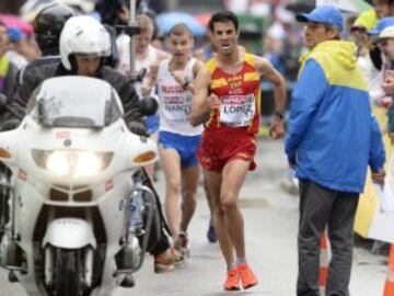 El atleta español Miguel Ángel López, seguido del ruso Aleksandr Ivanov, durante la prueba de 20 km marcha masculinos de los Campeonatos Europeos de Atletismo en Zúrich (Suiza) EFE/Walter Bieri