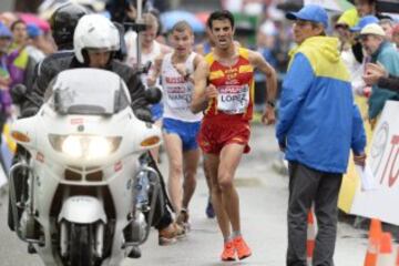 El atleta español Miguel Ángel López, seguido del ruso Aleksandr Ivanov, durante la prueba de 20 km marcha masculinos de los Campeonatos Europeos de Atletismo en Zúrich (Suiza) EFE/Walter Bieri