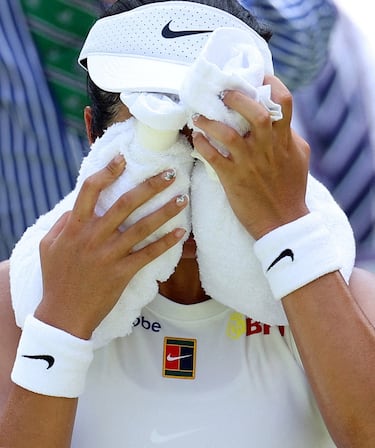 La filipina Alexandra Eala se refresca en medio de la ola de calor durante su partido de primera ronda contra la checa Barbora Krejcikova.