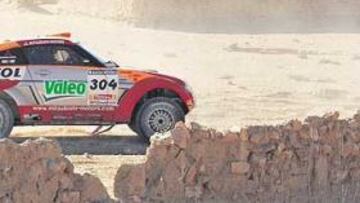 <b>ESTO ES ÁFRICA. </b>Los pilotos ya están en el continente africano y la carrera empieza a ofrecer imágenes tan atractivas como ésta de Nani Roma, nuevo líder en coches.