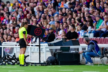 Ewa Pajor marcó gol, pero pudo haber dado al balón con la mano. La árbitra fue llamada por el VAR y anuló el gol de la polaca.