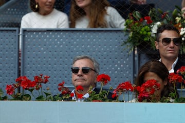 El piloto Carlos Sainz asiste al partido entre Rafa Nadal y el argentino Pedro Cachín del Mutua Madrid Open.