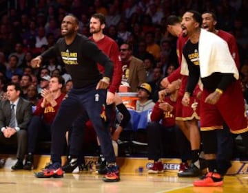El banquillo de los Cleveland Cavaliers celebran una acción del partido ante Los Angeles Lakers.