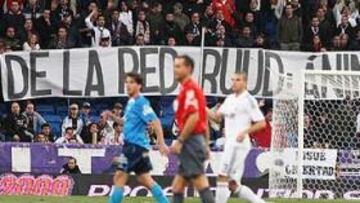 <b>PANCARTA DE APOYO. </b>Los Ultras Sur se acordaron de De la Red y Van Nistelrooy y les dieron aliento con una pancarta elocuente: "De la Red y Ruud: ¡Ánimo y adelante!".