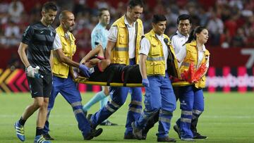 Óscar Duarte es retirado en camilla en el partido ante el Espanyol.