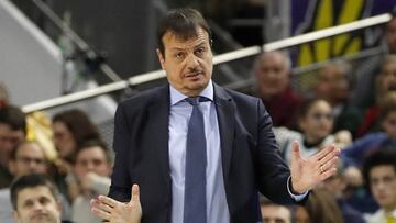 El técnico del Anadolu Efes, Anadolu Efes, Ergin Ataman, durante el partido de Euroliga que disputan esta noche frente al Real Madrid en el Wizink Center de Madrid