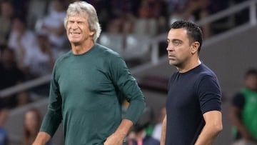 El técnico del FC Barcelona Xavi Hernández y el del Real Betis Manuel Pellegrini.