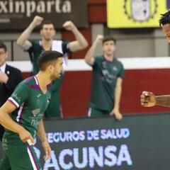 El Unicaja gana y espera un milagro para meterse en 'playoff'