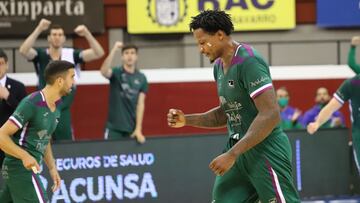 Dean Thompson celebra una canasta durante el Unicaja-Acunsa GBC.