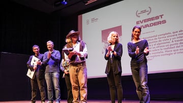 Los protagonistas de Everest Invaders recibiendo el premioa Mejor Documental del Alta Montaña Festival 2024, en el Palacio de Congresos de Jaca.
