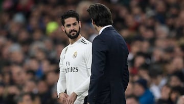 Isco prepares to come on against Valencia. 