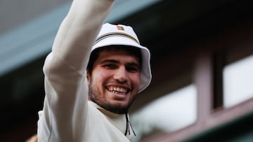 Wimbledon (United Kingdom), 16/07/2023.- Carlos Alcaraz of Spain cheers to crowds as he leaves after winning his Men's Singles final match against Novak Djokovic of Serbia at the Wimbledon Championships, Wimbledon, Britain, 16 July 2023. (Tenis, Espa?a, Reino Unido) EFE/EPA/ISABEL INFANTES EDITORIAL USE ONLY