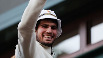 Wimbledon (United Kingdom), 16/07/2023.- Carlos Alcaraz of Spain cheers to crowds as he leaves after winning his Men's Singles final match against Novak Djokovic of Serbia at the Wimbledon Championships, Wimbledon, Britain, 16 July 2023. (Tenis, España, Reino Unido) EFE/EPA/ISABEL INFANTES EDITORIAL USE ONLY
