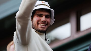 Wimbledon (United Kingdom), 16/07/2023.- Carlos Alcaraz of Spain cheers to crowds as he leaves after winning his Men's Singles final match against Novak Djokovic of Serbia at the Wimbledon Championships, Wimbledon, Britain, 16 July 2023. (Tenis, España, Reino Unido) EFE/EPA/ISABEL INFANTES EDITORIAL USE ONLY
