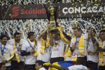 Los jugadores del Club América celebran con el trofeo después de derrotar al Montreal Impact en el partido de vuelta de la CONCACAF Champions League por 4-2.