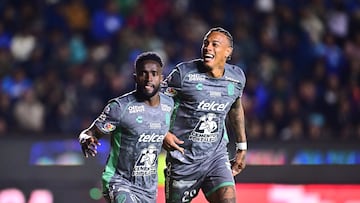 John Mendoza celebrates his goal 1-2 with Jhonder Cadiz of Leon during the 1st round match between Pachuca and Leon as part of the Liga BBVA MX, Torneo Clausura 2025 at Hidalgo Stadium, on February 05, 2025 in Pachuca, Hidalgo, Mexico.