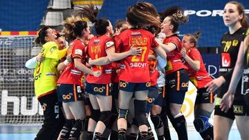 Las Guerreras celebran su empate ante Suecia en el Preol&iacute;mpico de Lliria.