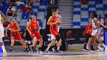 Alba Torrens, con el bal&oacute;n, se lanza al contraataque ante Francia.