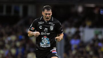 MEX3661. CIUDAD DE MÉXICO (MÉXICO), 02/12/2023.- Federico Viñas del León, reacciona ante el América durante un juego de vuelta por los Cuartos de Final del torneo Apertura 2023 de la Liga MX hoy, en el estadio Azteca de Ciudad de México. (México). EFE/Sáshenka Gutiérrez
