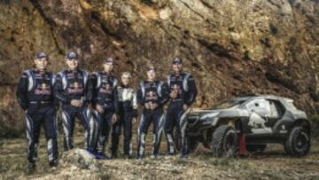 El equipo al lado del Peugeot 2008 DKR.