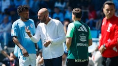El entrenador Claudio Giráldez conversa con Jailson durante el partido entre el Celta y el Las Palmas.