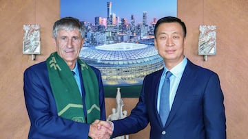 PEKÍN (CHINA), 10/12/2024.- Imagen tomada de la cuenta oficial del Beijing Guoan en la red social Weibo del entrenador español Quique Setién mientras estrecha la mano a Zhong Jinhui, el presidente del Beijing Guoan, para anunciar su nombramiento como nuevo técnico del equipo. EFE/ Cuenta oficial del Beijing Guoan en Weibo SOLO USO EDITORIAL/SOLO DISPONIBLE PARA ILUSTRAR LA NOTICIA QUE ACOMPAÑA (CRÉDITO OBLIGATORIO)