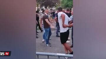 Delantero de selección italiana encara hinchas en la calle