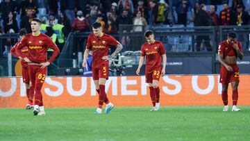 Rome (Italy), 12/03/2023.- Roma team reacts after losing the Italian Serie A soccer match between Roma and Sassuolo at the Olimpico stadium in Rome, Italy, 12 March 2023. (Italia, Roma) EFE/EPA/FABIO FRUSTACI