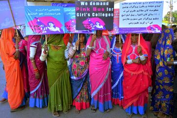 La gente asiste a una manifestación para conmemorar el Día Internacional de la Mujer en Hyderabad, Pakistán.