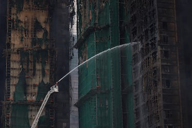 La Policía y el Departamento de Bomberos han constituido un equipo dedicado para investigar la causa del incendio, centrándose en el posible incumplimiento de las normativas ignífugas de los materiales de andamiaje.