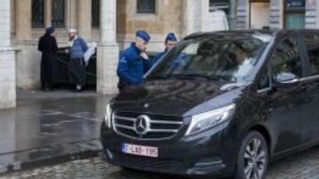 Dos polic&iacute;as dan instrucciones a un conductor, por el barrio de Molenbeek.