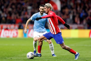 Rodrigo de Paul y Luis Alberto durante una jugada del partido.