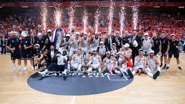 Los jugadores del Real Madrid celebran el título de la Liga Endesa conquistado en Murcia.