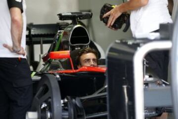El piloto asturiano de McLaren pasó el reconocimiento de la FIA y estará en el Gran Premio de Malasia.