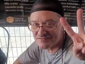 Como un chileno más: Mike Patton es captado degustando un churrasco en el Persa Biobío