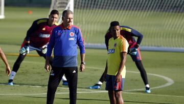 Selección Colombia entrena en Alicante. Queiroz y Andrés Felipe Ibargüen en la imagen.