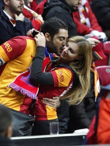 Una pareja hincha del Galatasaray.