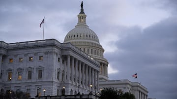 Washington (United States), 18/12/2020.- The US Capitol is seen around dusk in Washington, DC, USA, 18 December 2020. Both chambers of the US Congress are working to pass a temporary extension of a government funding deadline. Leaders want to tie a COVID-