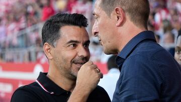 GRAF194. GIRONA, 11/06/2022.- Los entrenadores del Girona y del Tenerife, Michel (i) y Luis Miguel Ramis (d), conversan antes del partido de ida de la final de ascenso a LaLiga Santander entre el Girona y Tenerife, en el Estadio de Montilivi. EFE/David Borrat