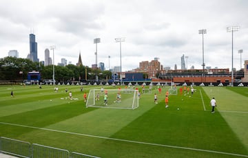 Los jugadores del Real Madrid se ejercitan en las instalaciones de la Universidad de Illinois en Chicago.