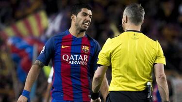 Luis Suárez can’t get booked even when he’s trying...