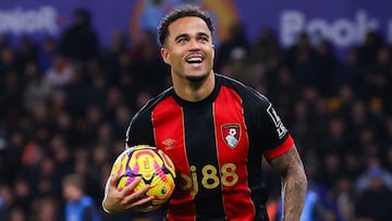 Justin Kluivert, jugador del Bournemouth, celebra uno de sus goles anotados ante el Wolverhampton.