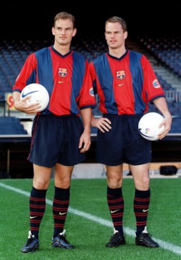 Frank y Ronald de Boer ficharon en la temporada 98/99 por el Barcelona. En la imágen el día de la presentación en el Camp Nou.