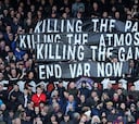 Pancartas contra el VAR en la Premier