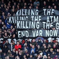Pancartas contra el VAR en la Premier