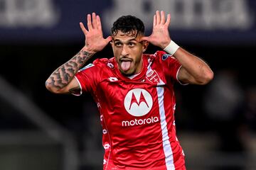 El Hellas Verona recib¨ªa en el Stadio Marcantonio Bentegodi al AC Monza, en el partido que cerraba la octava jornada de la Serie A italiana. El portugu¨¦s Dany Mota marc¨® dos de los tres goles de los visitantes (0-3) y lo celebr¨® como siempre suele hacerlo, con este caracter¨ªstico y curioso gesto, sacando la lengua.