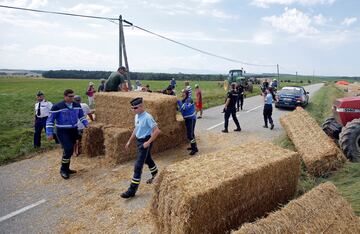 Duras protestas de los agricultores franceses, que usaron gases lacrimógenos, durante la decimosexta etapa de la ronda francesa entre las localidades de Carcasona y Bagnères-de-Luchon.